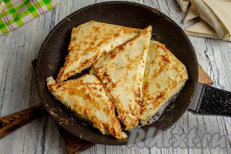 Обжаривайте с двух сторон на среднем огне до образования на поверхности лаваша румяной корочки.&nbsp;