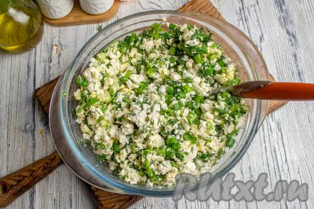 Тщательно перемешайте творог с зеленью.