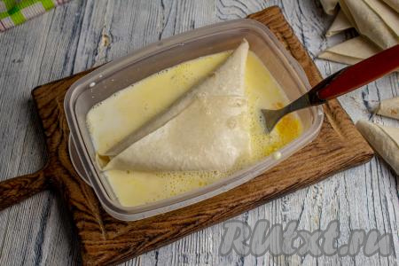 Полностью обмакните треугольник из лаваша в смесь яйца и молока.&nbsp;