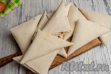 Таким способом сформируйте все треугольники из лаваша с творогом и зеленью.&nbsp;