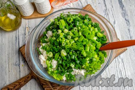 Мелко нарежьте зелень и добавьте к творогу.&nbsp;