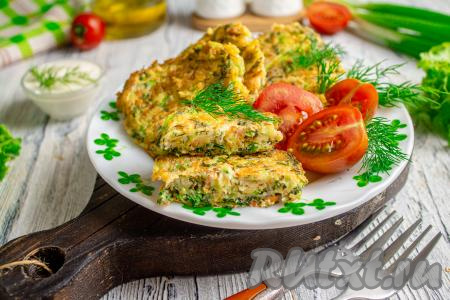 Кабачковые оладьи, приготовленные с рисовой мукой, получаются вкусными, очень аппетитными и достаточно сытными. Подавайте их со сметаной и свежими овощами.