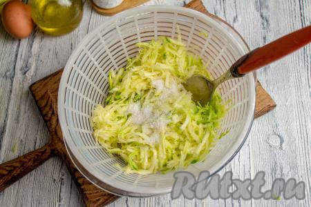 Если шкурка у кабачка тоненькая, а семечки мелкие, их можно оставить. Если же кожура жестковата, её лучше срезать. Я готовила оладьи из молоденького кабачка, не очищая его. Натрите подготовленный кабачок на средней тёрке, посолите, перемешайте и оставьте минут на 5, чтобы кабачковая масса пустила сок. По истечении времени отожмите хорошо кабачок от лишнего сока (для того чтобы удобно было отжимать лишнюю жидкость, я выкладываю кабачковую массу в сито).