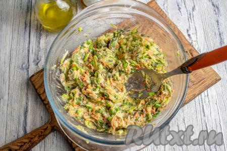 Перемешайте хорошо массу, приправьте чёрным молотым перцем, перемешайте. Кабачковая масса должна получиться достаточно густой и вязкой, если нужно, всыпьте ещё немного муки.