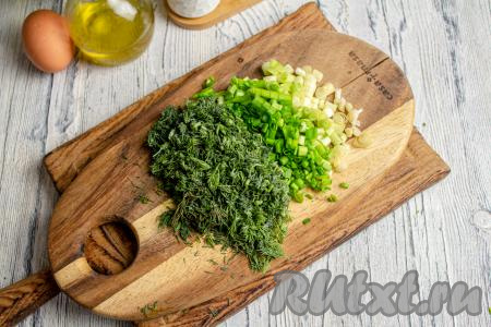 Промойте зелёный лук и укроп, затем мелко нарежьте.&nbsp;