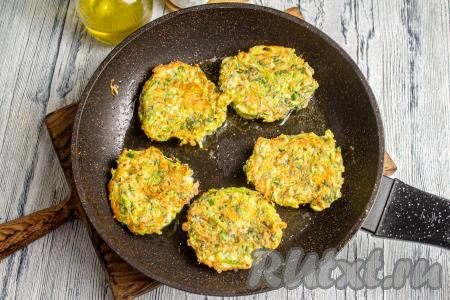 Аккуратно переверните оладьи и готовьте ещё минуты 3-4 под крышкой (до подрумянивания оладушек с другой стороны).&nbsp;