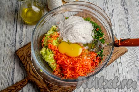 Вбейте куриное яйцо (если яйцо крупное, достаточно будет одного яйца, если же яйца небольшие, значит лучше добавить 2 яйца), всыпьте 2 столовые ложки рисовой муки.&nbsp;