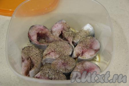 Присыпать скумбрию специями и солью.