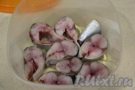 Выложить кусочки скумбрии поверх лимона.&nbsp;