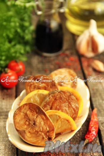 Готовую рыбку переложить на тарелку и подать к столу, дополнив картофелем, или на кусочке хлеба. Скумбрия, маринованная в соевом соусе, получается очень аппетитной и вкусной.&nbsp;