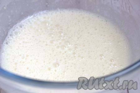 Оставить опару в достаточно тёплом месте без сквозняков. Опара должна увеличиться в объёме, на поверхности появятся пузыри (если дрожжи хорошие, это займёт минут 10-15).