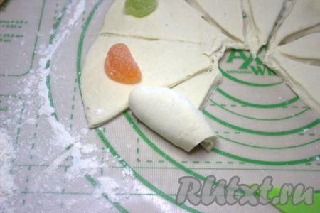 Из каждого сектора скрутить рогалик, начиная с широкого края.