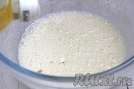 Далее в миску с опарой влить растительное масло и ещё раз хорошо перемешать. Растительное масло можно заменить на растопленное до жидкого состояния сливочное масло, его потребуется 75 грамм. Только учтите, что сливочное масло должно быть не горячим, а, примерно, комнатной температуры, иначе дрожжи могут погибнуть.