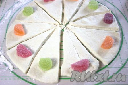 Ближе к основанию каждого сектора положить по одному кусочку мармелада.