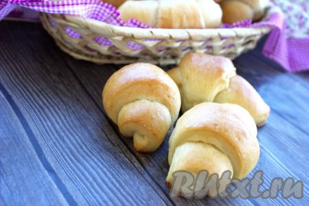 Достать выпечку из духовки, дать немного остыть и, по желанию, посыпать сахарной пудрой. Рогалики из дрожжевого теста с начинкой из мармелада получились очень нежными и вкусными. У меня вышло 16 штук.