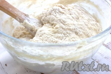 Вымешивать тесто нужно около 10-15 минут. Тесто для рогаликов должно получиться мягким и эластичным, не липнуть к ладоням. Старайтесь много муки сразу не добавлять, а добиваться желаемой консистенции именно постепенно добавляя муку.