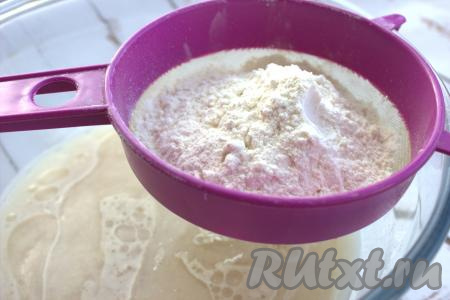 Затем в миску с получившейся смесью небольшими порциями просеять оставшуюся муку, постепенно замешивая тесто вначале ложкой, а затем руками. Муки может понадобиться чуть больше или меньше, чем указано в ингредиентах, лучше ориентируйтесь на консистенцию теста в процессе замеса.