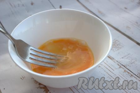 2 сырых яйца взбить при помощи вилки и добавить в миску с опарой, перемешать.