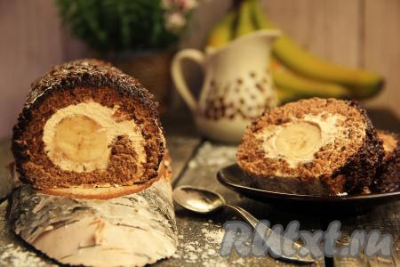 Бисквитный рулет с кремом из сливок и сгущёнки нарезать на кусочки и подать к столу. Десерт получается очень нежным и вкусным.