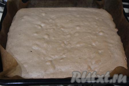 Выпекать бисквит в разогретой духовке минут 7-10 при температуре 180 градусов. Бисквитный корж важно не пересушить, готовность проверьте, проколов его сухой зубочисткой (если после прокола коржа на зубочистке нет следов теста, значит доставайте противень из духовки).