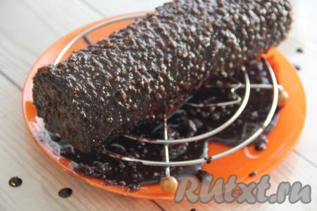 Перед подачей рулет можно присыпать сахарной пудрой, украсить растопленным шоколадом, шоколадной глазурью. Я покрыла шоколадным ганашем.