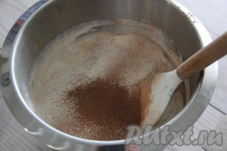 Затем, не прекращая взбивать, тонкой струйкой всыпать сахар, взбивать яичную массу минут 7 (до пышного и светлого состояния). Добавить какао, разрыхлитель, частями всыпать просеянную муку, перемешивая тесто движениями сверху вниз с помощью лопатки.