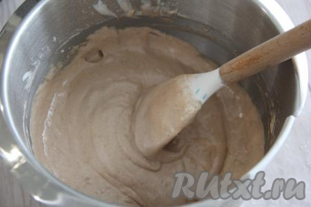 Добавляя муку, не забывайте ориентироваться на консистенцию теста для бисквита, оно должно получиться очень воздушным, нежным, в меру густым.