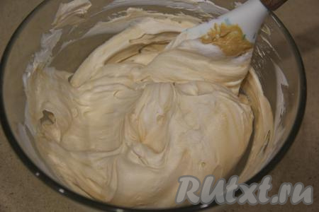 Достать противень из духовки, снять с него бисквит вместе с пергаментом. Готовый бисквит сразу вместе с пергаментом свернуть в рулет и накрыть влажным полотенцем. Оставить на 15 минут. А пока приготовим крем, для этого охлаждённые сливки нужно взбить миксером до стойких пиков с сахарной пудрой. Затем, постепенно добавляя варёную сгущёнку, взбить до однородного состояния. Крем получится очень нежным.