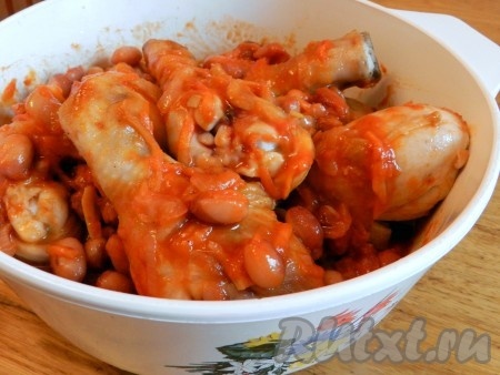 Соединить в кастрюле обжаренные голени и тушеные овощи, добавить еще воды, досолить, если нужно. Тушить на медленном огне под крышкой до готовности.