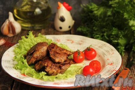 Очень вкусную, нежную, сочную куриную печень, жареную в крахмале, можно подать к столу с гарниром (например, с рисом или картофельным пюре), мы любим такую печёнку на кусочке хлеба.
