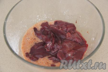 Куриную печень выложить в миску с крахмальным кляром и перемешать, покрывая печёнку кляром со всех сторон. 