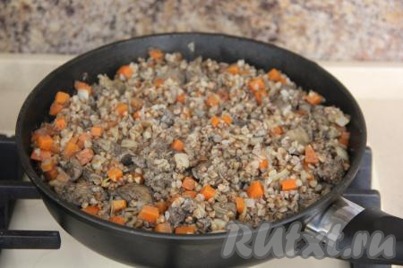 Гречка по истечении минут 20 станет рассыпчатой, вода полностью выпарится.