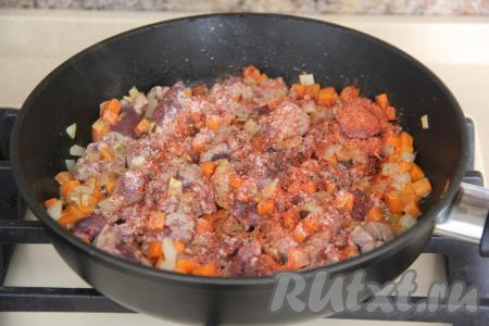 Обжаривать печёнку с овощами 3-4 минуты, иногда помешивая, затем добавить соль и специи, перемешать.