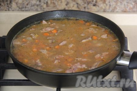 Влить воду комнатной температуры, перемешать, довести до кипения, сковороду накрыть крышкой и, убавив огонь до ниже среднего, готовить минут 20.