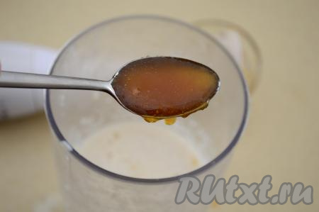 Теперь можно попробовать смузи на вкус. Если банан спелый, то, возможно, ничего больше добавлять не понадобится. Если же вам кажется, что сладости в банановом смузи недостаточно, значит добавьте мёд, сахар или варенье. Я добавила мёд. Взбить смузи погружным блендером.