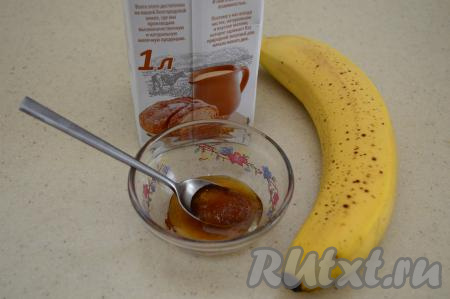 Подготовить продукты для приготовления бананового смузи с молоком. Бананы для смузи лучше выбирать спелые или даже переспелые, в них больше сладости и они легко пробиваются блендером до однородной консистенции. Молоко можно использовать любой жирности - тут дело вкуса.