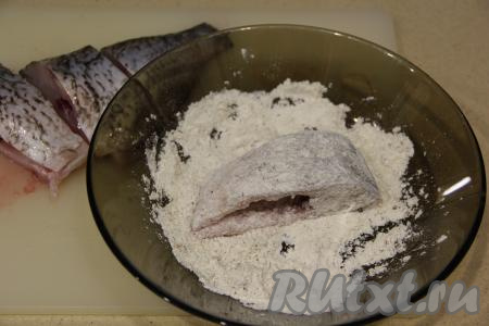 Удалить голову, плавники и хвост, затем нарезать на кусочки шириной, примерно, 2,5-3 сантиметра. Обвалять кусочки леща со всех сторон в смеси муки и специй.