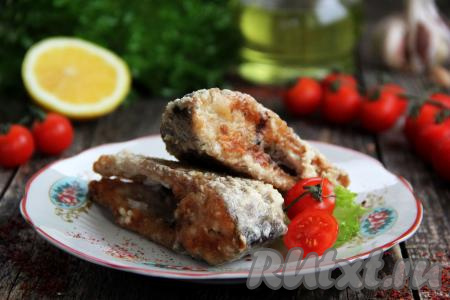 Переложить аппетитные кусочки рыбы на тарелку и подать к столу. Приготовьте леща в сметане на сковороде - это очень вкусно!