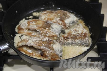 Убавить огонь до минимума, накрыть сковороду крышкой. Томить 10 минут. Я перевернула рыбку через 5 минут.