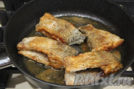 Обжарить кусочки рыбы на среднем огне до золотистого цвета с двух сторон. Не надо доводить рыбу до готовности, так как она ещё будет тушиться в сметане.