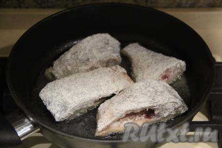 В сковороду влить растительное масло и разогреть. Выложить кусочки леща.