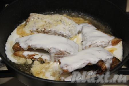 В отдельной посуде соединить сметану с водой. Когда рыбка с двух сторон покроется золотистой корочкой, влить смесь сметаны и воды.