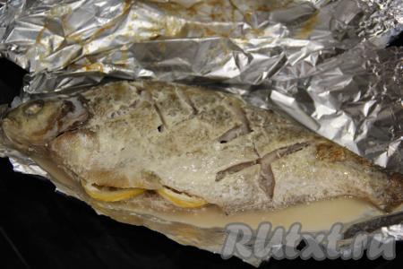 Завернуть леща в фольгу в один слой, переложить на противень и поставить в разогретую духовку. Запекать леща в майонезе при температуре 200 градусов, примерно, минут 25.