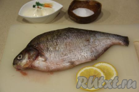 Подготовить продукты для приготовления леща с майонезом в фольге в духовке. Если у вас лещ замороженный, то предварительно его следует разморозить. Лимон нарезать на кружочки.&nbsp;