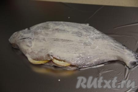 Хорошо обмазать леща майонезом снаружи с двух сторон и переложить на лист фольги.