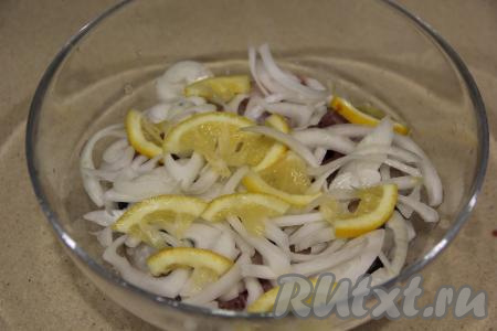 Выложить поверх рыбки оставшиеся лук и лимон, полить равномерно маслом. В миску со скумбрией поверх рыбки поместить подходящую по размеру перевёрнутую тарелочку, сверху поставить гнёт (например, банку с водой) и убрать в холодильник на сутки.