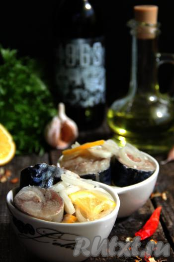 Переложить в меру солёную скумбрию на тарелку вместе с луком&nbsp; и подать к столу с гарниром (например, с отварным картофелем) или в качестве холодной закуски.