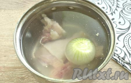 Промываем части курицы, перекладываем их в кастрюлю. Очищаем репчатый лук и целиком его добавляем в кастрюлю. В кастрюлю с кусочками курицы и луковицей вливаем 1,5 литра воды, затем ставим на достаточно сильный огонь, а после того как бульон закипит, снимаем с его поверхности пену. Варим курицу на среднем огне минут 30 (домашнюю птицу нужно варить около 1-1,5 часов).