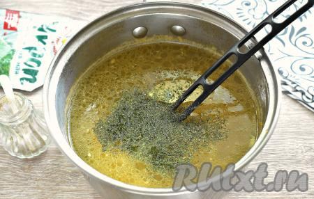 В конце приготовления перчим суп по вкусу, добавляем сушёную зелень (или свежую) и лавровый лист, накрываем кастрюлю крышкой, даём закипеть, провариваем 1-2 минуты, убираем с огня и даём настояться 5 минут.