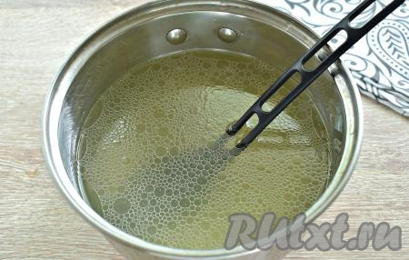 Кусочки варёной курочки извлекаем из кастрюли. Лук тоже вынимаем, он нам больше не понадобится, поэтому его можно выбросить. Получившийся куриный бульон солим по вкусу.